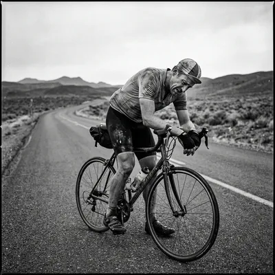 Ciclista quebrado no pedal