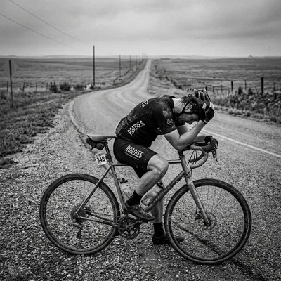 Ciclista esgotado na estrada